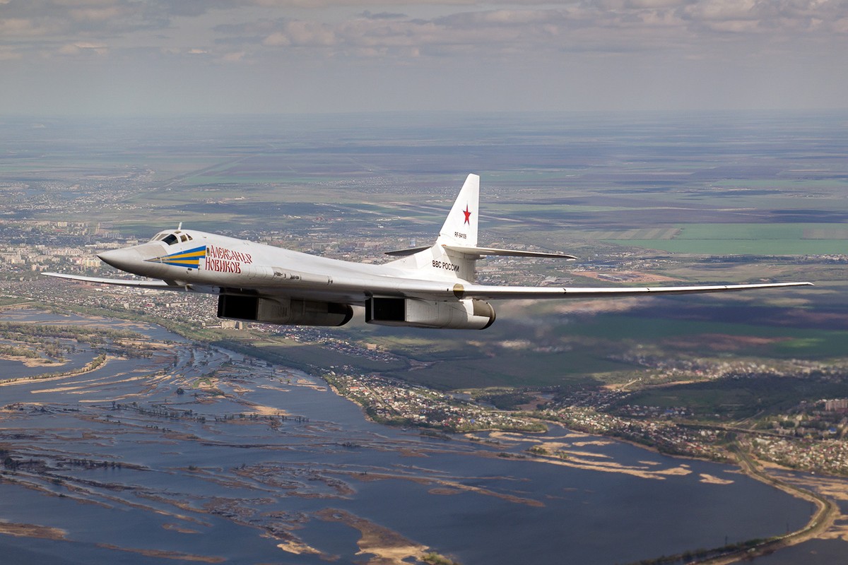  Máy bay ném bom chiến lược Tu-160, là máy bay ném bom do Liên Xô sản xuất, thực hiện chuyến bay đầu tiên vào tháng 12/1981 và được đưa vào biên chế của Không quân chiến lược Liên Xô từ năm 1987. Hiện Tu-160 vẫn là loại máy bay ném bom quan trọng nhất của Không quân Nga.