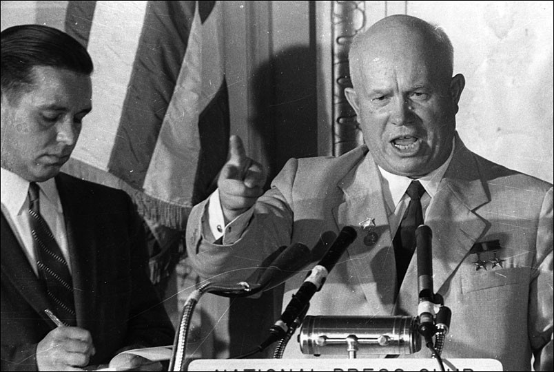 Năm 1956, khi nhà lãnh đạo Liên Xô Khrushchev chủ trương thúc đẩy chính sách ngoại giao “chung sống hoà bình”. Thủ tướng Nhật Hatoyama tuyên bố sẽ từ chức sau khi ký được  hiệp ước hoà bình với Liên Xô đã tạo sự đồng thuận nội bộ, thống nhất quay trở lại lập trường đàm phán mềm dẻo.