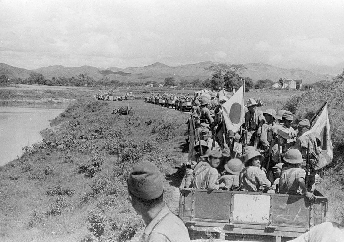  Cuộc xâm lược Philippines của Nhật Bản bắt đầu vào ngày 8/12/1941, mười giờ sau cuộc tấn công Trân Châu Cảng. Như tại Trân Châu Cảng, máy bay Mỹ đã bị thiệt hại nặng nề trong cuộc tấn công ban đầu của quân Nhật.