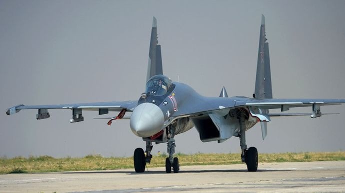 Bộ Quốc phòng Liên bang Nga cho biết, các phi đội  máy bay chiến đấu Su-35S của Lực lượng Hàng không Vũ trụ Nga (VKS) đang thực hiện nhiệm vụ chiến đấu theo hướng Avdiivka trong khu vực hoạt động quân sự đặc biệt. Ảnh: Pravda.