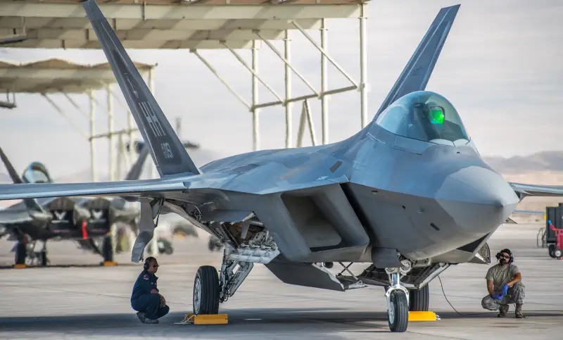  F-22 Raptor ra mắt từ năm 2005, là tiêm kích phản lực tàng hình thế hệ thứ năm với công nghệ hiện đại. Sự kết hợp giữa khả năng tàng hình, cảm biến nâng cao nhận thức tình huống, và khung máy bay cơ động cao giúp F-22 có thể mang tải trọng lớn và bay siêu thanh mà không cần đốt sau.