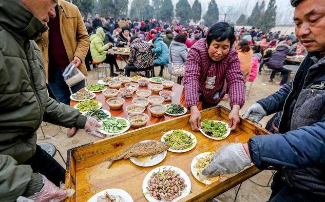 Ở một ngôi làng hẻo lánh của tỉnh Thiểm Tây (Trung Quốc), chủ nhà đã kỳ công chuẩn bị một  bữa tiệc thịnh soạn, trang trí chu đáo, nhưng các vị khách lại vắng bóng, để lại bàn tiệc trống trơn. Tại sao lại như vậy? Nguyên nhân phía sau thật khiến nhiều người phải than thở, đồng tình với dân làng nơi đây. (Nguồn: Toutiao)