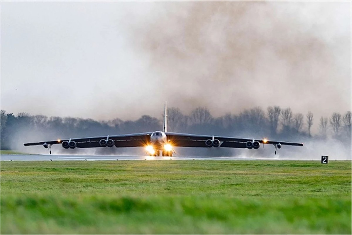 Vào ngày 25/11, hai  máy bay ném bom B-52H Stratofortress của Không quân Mỹ đã thực hiện nhiệm vụ huấn luyện mô phỏng việc triển khai vũ khí chính xác tại Phần Lan. Hoạt động này đã nhấn mạnh việc tăng cường hợp tác quân sự giữa các đồng minh NATO và các đối tác trong khu vực. Ảnh: Army Recognition.