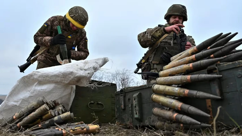 Trong bối cảnh giao tranh ác liệt, so với Quân đội Nga, tình hình của  Quân đội Ukraine còn tồi tệ hơn rất nhiều. Đạn dược và nhân lực bị tiêu hao với tốc độ ngoài sức tưởng tượng, khiến sức chiến đấu suy giảm nghiêm trọng, tạo áp lực lớn lên binh lính, dẫn đến tình trạng đào ngũ ngày càng phổ biến. Ảnh: Reuters.