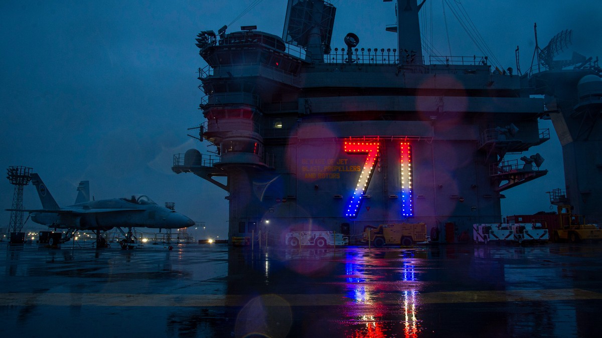  USS Theodore Roosevelt là tàu sân bay lớp Nimitz thứ tư của Hải quân Mỹ và được đặt theo tên của tổng thống thứ 26 của quốc gia này. Đây là tàu sân bay chạy bằng năng lượng hạt nhân và nó được ví như một thành phố nổi trên biển. Ảnh: Commander.