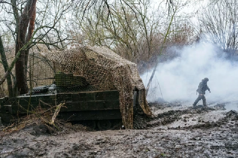 Về phía Pokrovsk, do  Quân đội Ukraine chịu tổn thất nặng nề trong 4 ngày phản công liên tiếp, họ buộc phải từ bỏ ý định phản công và chuyển hoàn toàn sang thế phòng thủ. Đồng thời, Quân đội Nga đã khôi phục các cuộc tấn công quy mô lớn vào Pokrovsk. Ảnh: Wall Street Journal.