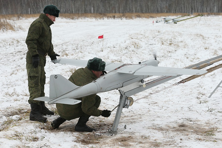 Nga, với kho vũ khí  máy bay không người lái (UAV) đa dạng, đã triển khai nhiều loại máy bay không người lái từ trinh sát đến tấn công, nhằm gia tăng hiệu quả chiến đấu và thu thập thông tin tình báo.