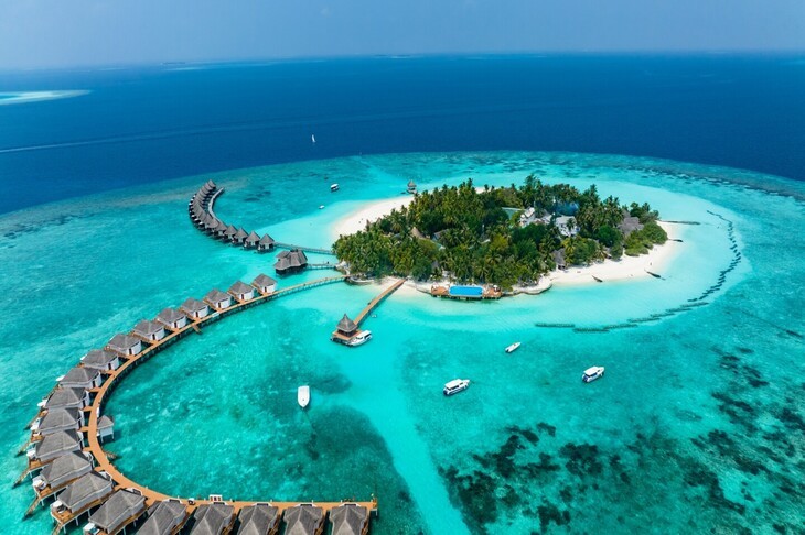 1. Maldives – Thiên đường biển xanh ngọc bích: Không cần phải bàn cãi về sức hút của  Maldives. Những bãi cát trắng mịn trải dài, làn nước biển trong veo màu ngọc bích, những khu resort sang trọng với villa riêng tư trên mặt nước – tất cả tạo nên một không gian nghỉ dưỡng đẳng cấp và thư thái. (Ảnh: Lê Travel)