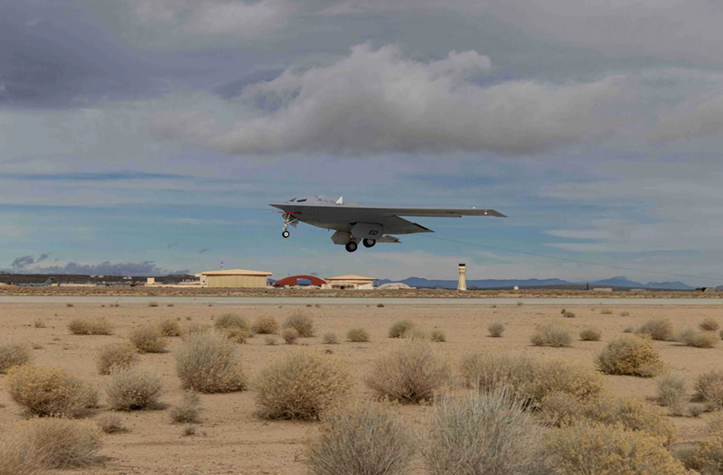 Sau hơn ba thập kỷ phục vụ trong  Không quân Mỹ, máy bay ném bom B-2 Spirit do Northrop-Grumman chế tạo sẽ nghỉ hưu, cùng với người anh em cũ B-1, được thay thế bằng B-21 Raider mới. Ảnh: US DoD