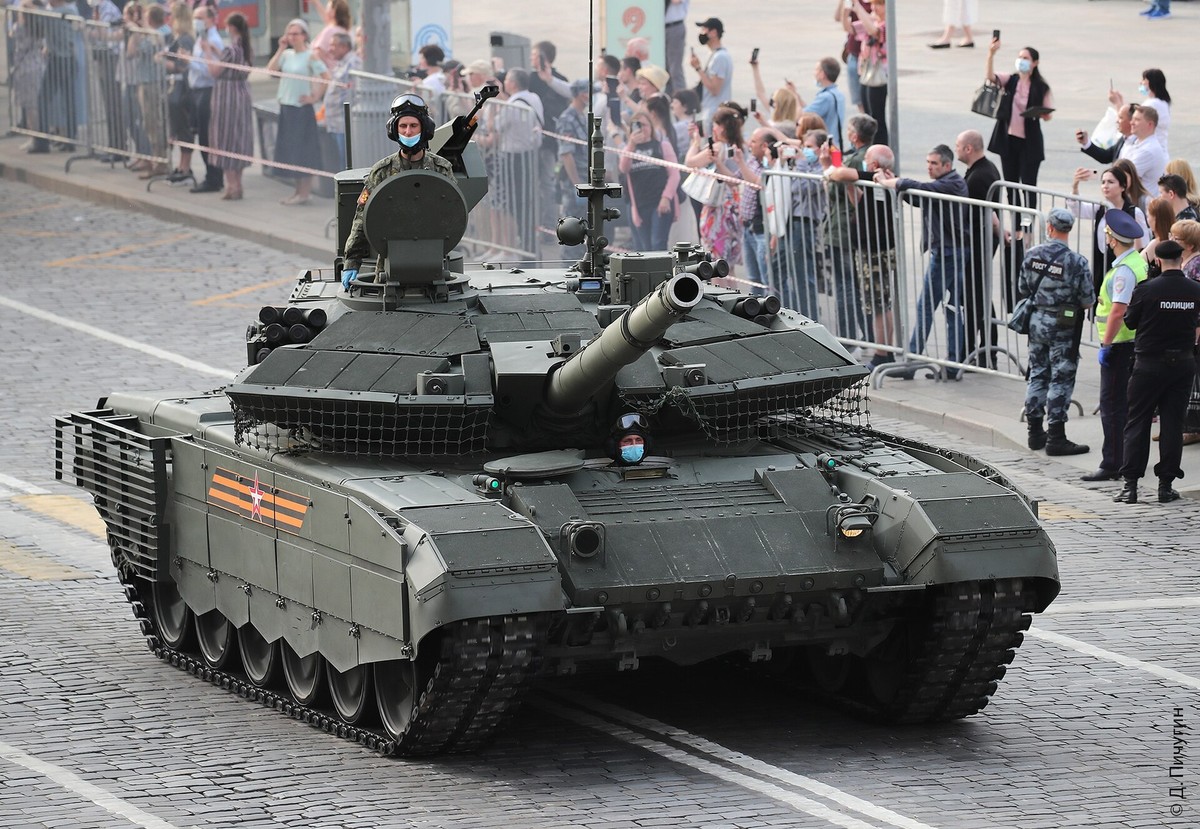 Xe tăng T-90M của Nga với hệ thống Arena-M Nga đã phát triển và trang bị hệ thống  phòng vệ chủ động Arena-M cho xe tăng T-90M Proryv. Arena-M được thiết kế để đối phó với các loại tên lửa và đạn chống tăng bằng cách phá hủy chúng trước khi tiếp cận xe tăng. 