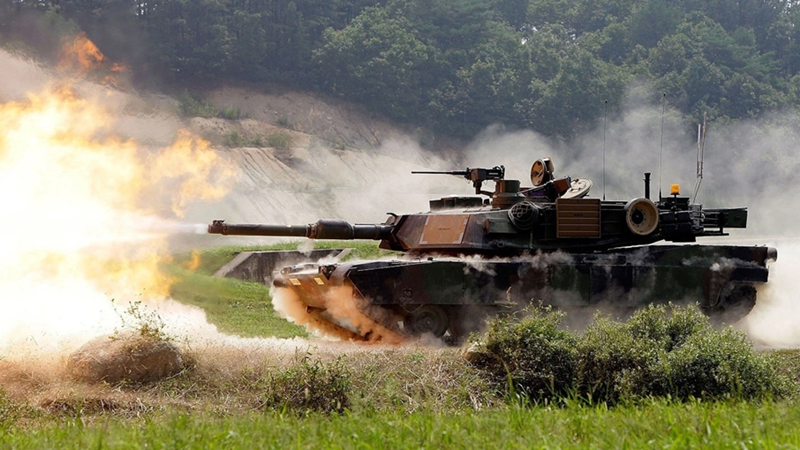 M1 Abrams đại diện cho đỉnh cao của ngành chế tạo xe tăng Mỹ. Với giáp chắc chắn, hệ thống điện tử tiên tiến và khả năng cơ động cao, Abrams từ lâu đã được coi là một trong những xe tăng tốt nhất thế giới với lý do chính đáng. Tuy nhiên, khi xuất hiện tại Ukraine, hiệu suất của Abrams lại tỏ ra kém ấn tượng. Ảnh: Creative