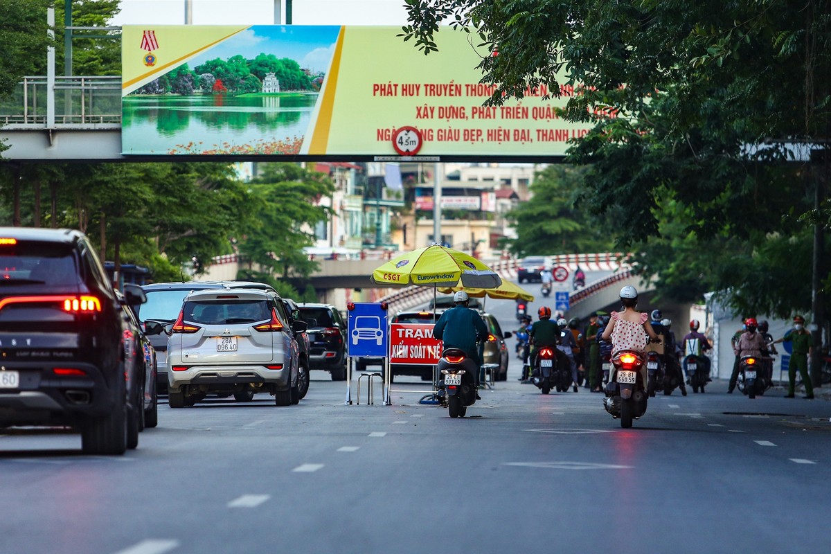 Trước tình hình dịch bệnh phức tạp, lực lượng chức năng đã thiết lập rào chắn tại các lối lên cầu Chương Dương ở đường Trần Nhật Duật và đường đê Trần Quang Khải (quận Hoàn Kiếm) để kiểm soát việc ra vào của người dân trong vùng đỏ.