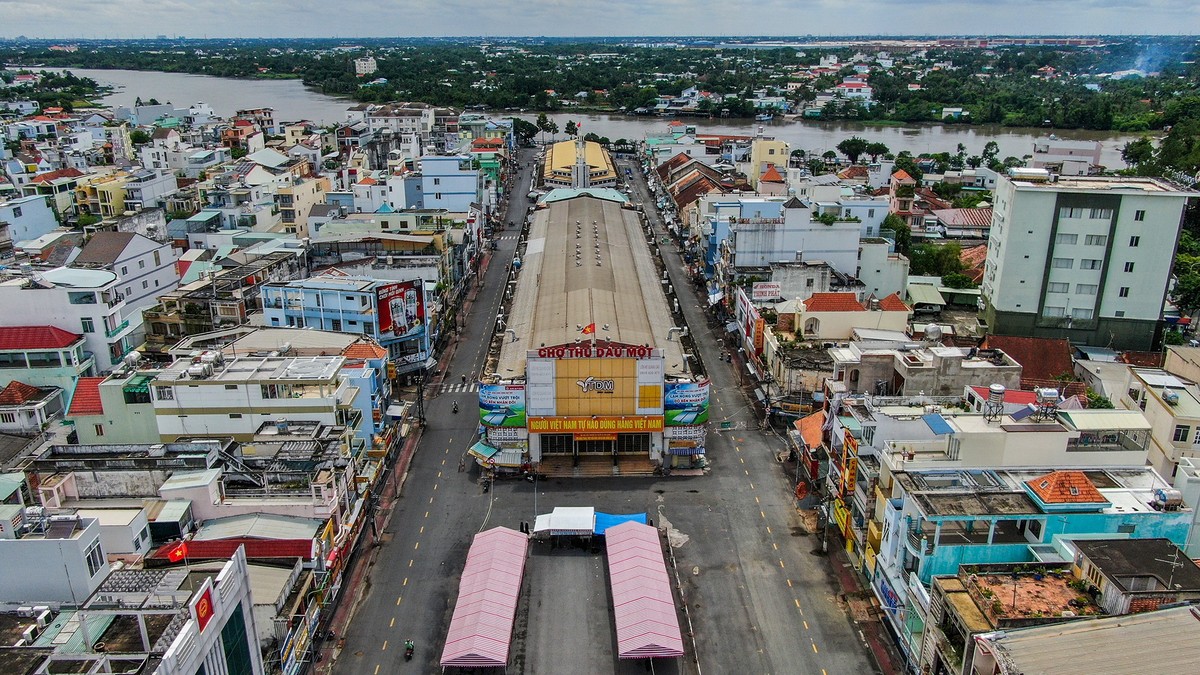 Chợ Thủ Dầu Một vắng vẻ trong ngày 10/9 vì chưa hoạt động bình thường trở lại. Theo quy định của chính quyền thành phố, các chợ truyền thống (trong đó có chợ Thủ Dầu Một) sẽ được mở cửa với điều kiện phải có phương án kinh doanh đảm bảo phòng, chống Covid-19 và được cơ quan có thẩm quyền phê duyệt.