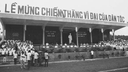  Lễ mít tinh mừng chiến thắng vĩ đại của dân tộc tại sân vận động Hàng Đẫy, Hà Nội 1/5/1975.  