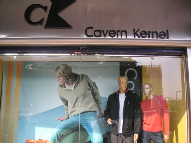  1. Cavern Kernel. Các tín đồ của thương hiệu thời trang Calvin Klein hẳn phải bật cười khi thấy tên thương hiệu nhái này. Ngoài cái tên này, ở Trung Quốc còn có vô số các tên tương tự và không kém phần hài hước như Caiwen Kelai, Calvim Klain và Carlin Klair.