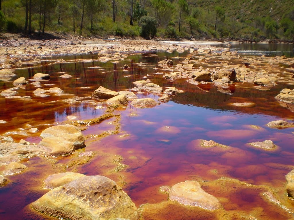 Sông Rio Tinto, Andalusia, Tây Ban Nha: Nước ở Rio Tinto có một lượng lớn sản phẩm phụ từ khai thác mỏ kim loại nặng và axit. Từ năm 3000 trước Công Nguyên, khu vực quanh sông đã được khai thác vàng, bạc, đồng và nhiều khoáng sản quý khác. Ảnh: Prefijos-telefonicos.