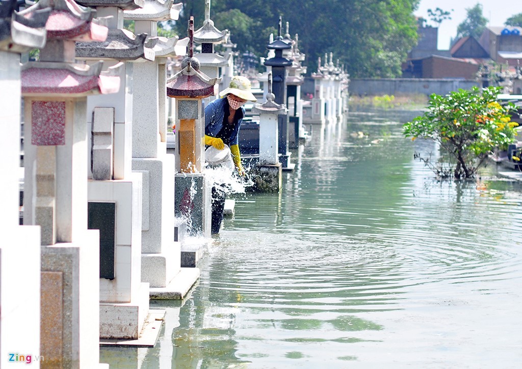 Tình trạng ngập úng diễn ra nhiều tháng tại khu nghĩa trang Bùi Chu, xã Bắc Sơn, huyện Trảng Bom, Đồng Nai. Theo người dân, từ đầu tháng 9 đến nay, mưa lớn trong khi khu vực thuộc địa hình thấp, không có hệ thống thoát nước, khiến người dân lo ngại diễn ra tình trạng  ô nhiễm môi trường.