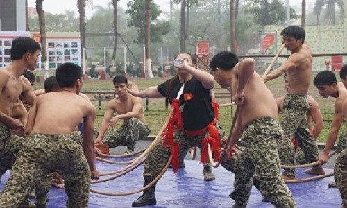 Những chiến đấu viên Đặc công đều phải tinh thông võ nghệ. Trong ảnh:  Nữ đặc công Nguyễn Thị Mận “thản nhiên” uống hết chai nước trong khi bị nhiều mũi thương đâm vào các huyệt trên người. 