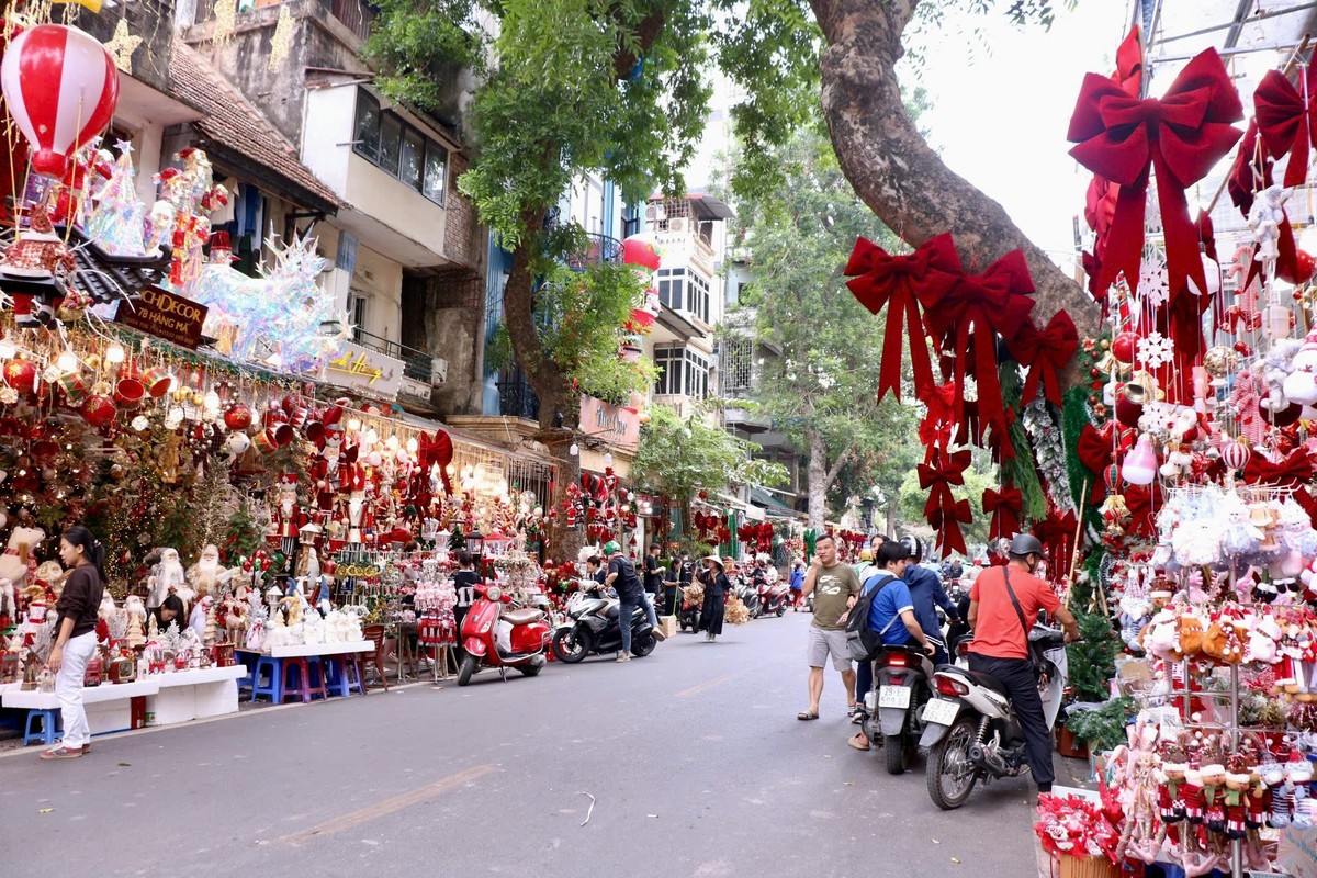 Phố Hàng Mã từ lâu đã trở thành điểm đến hấp dẫn người dân, du khách và những dân buôn mỗi dịp lễ, tết. Với cách bài trí độc đáo, đồng loạt với đa dạng những sản phẩm, đồ trang trí theo mùa vụ và những sự kiện quan trọng nên con phố luôn mang trong mình không khí mới mẻ, bắt mắt. Đồ Giáng sinh năm nay đã được các chủ cửa hàng tại phố Hàng Mã bày bán được hơn một tháng nay. Theo ghi nhận của PV, những đồ trang trí rực rỡ sắc màu được bài trí rất bắt mắt. Mẫu mã, thiết kế của đồ trang trí năm nay cầu kỳ và đa dạng hơn năm ngoái. Khách hàng đến có thể thoải mái lựa chọn những sản phẩm mình thấy ưng ý.