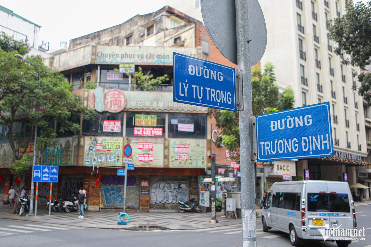 Làn sóng trả mặt bằng chưa dứt ở TPHCM khi cảnh các cửa hàng đóng cửa bên ngoài dán quảng cáo cho thuê xuất hiện khắp nơi. Nổi bật trong số đó là hình ảnh ở các tuyến đường trung tâm như Lý Tự Trọng, Trương Định, Đồng Khởi...