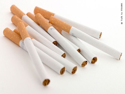 1. Thuốc lá: Thuốc lá có chứa chất nicotine gây nghiện, do đó khó có thể bỏ thuốc lá. Nó làm tổn hại đến cơ thể và sản xuất các bệnh có hại.