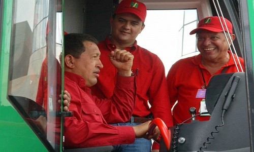 Cựu Tổng thống Venezuela, Hugo Chavez điều khiển tầu điện ngầm ở Maracaibo, Venezuela, 2006.