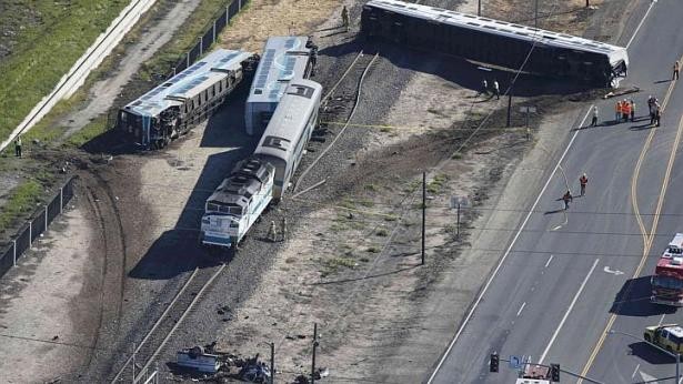 Hình ảnh các toa tàu 2 tầng Metrolink trật bánh tại thành phố Oxnard, bang California, Mỹ ngày 24/2/2015.  Vụ va chạm xảy ra khi người lái xe tải đánh tay lái khiến chiếc xe mắc kẹt trên đường ray và va chạm trực diện với chuyến tàu chở khách đang đi tới. Sự việc xảy ra khi chuyến tàu đang chở 48 hành khách và 3 nhân viên.