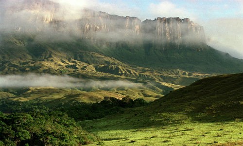 Một trong những  thiên đường hạ giới chưa có người đặt chân tới là núi Matawi Tepuy, Venezuela. Núi cao 2.680 mét và dài 3km. Theo tiếng địa phương Pemon, tepuy nghĩa là “Nhà của Chúa”.