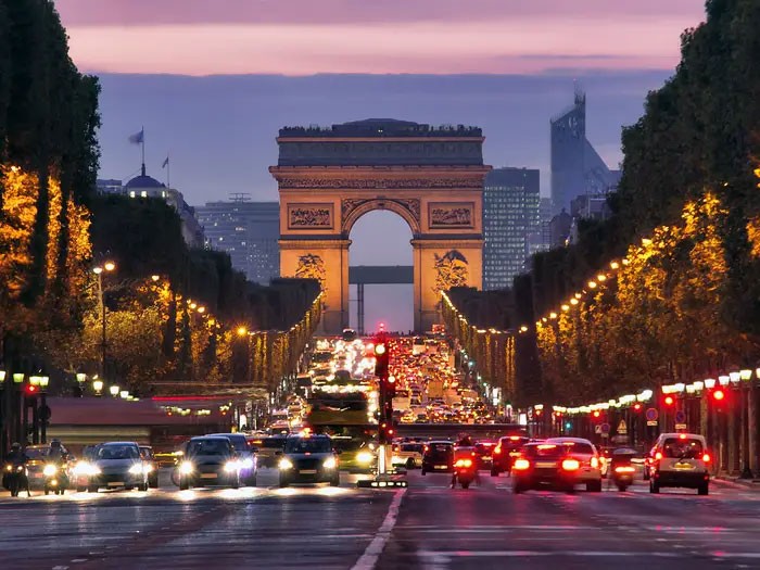 Đại lộ Champs Elysées ở Paris, Pháp, là một trong những con đường biểu tượng nhất trên thế giới, nơi quy tụ nhiều bảo tàng, nhà hàng cao cấp và khách sạn 5 sao. (Nguồn ảnh: Busines Insider)