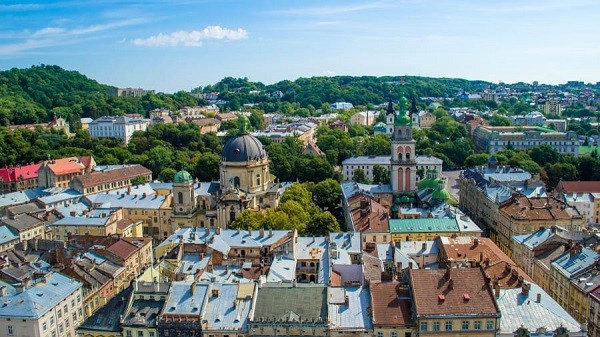 Lviv được mệnh danh là "thủ đô văn hóa" của Ukraine đồng thời là nơi sở hữu lối kiến trúc đậm chất phương Tây nhất trong tất cả các thành phố ở quốc gia Đông Âu này.