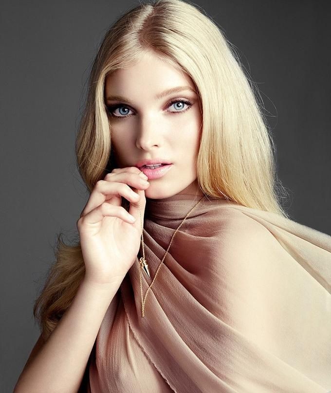 Elsa Hosk, nữ người mẫu gốc Thụy Điển thu hút ánh nhìn nhờ mái tóc vàng óng và gương mặt xinh đẹp như búp bê.