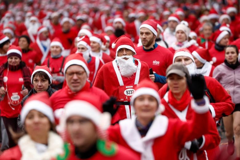 Những ông già Noel này đang cùng nhau tham gia cuộc thi chay tại con phố ở gần thủ đô Paris, Pháp.