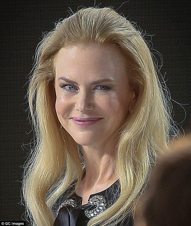 Xuất hiện tại Cannes để quảng bá bộ phim mới "Grace Of Monaco", ngôi sao Hollywood Nicole Kidman khiến người đối diện giật mình khi nhìn thấy khuôn mặt cô bóng nhẫy.