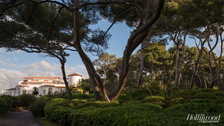 Khách sạn Hotel du Cap-Eden-Roc nằm chênh vênh trên một ngọn núi trông ra Địa Trung Hải ở đoạn giữa St.Tropez và Monaco.