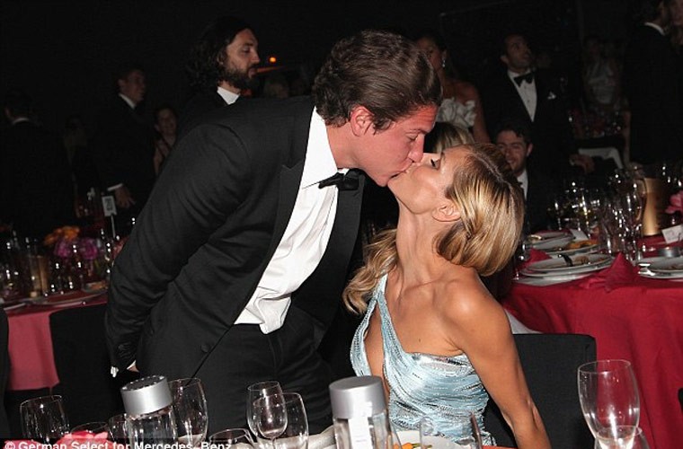 Siêu mẫu Heidi Klum và anh chàng tình nhân kém cô 13 tuổi Vito Schnabel dính chặt không rời và liên tục trao nhau những nụ hôn cháy bỏng trong bữa tiệc amFAR gala ở Cannes.