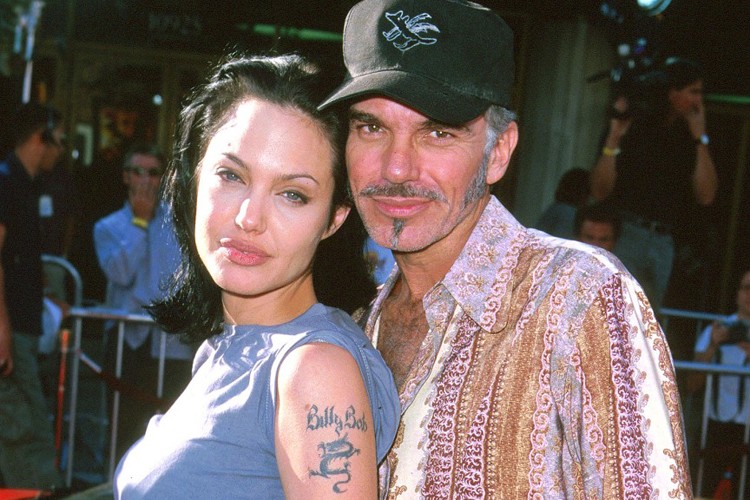 Không ai có thể nghĩ rằng Angelina Jolie sẽ giữ liên lạc với Billy Bob Thornton. Tuy nhiên, một số hãng tin đã khẳng định Angelina vẫn gọi cho chồng cũ để được tư vấn. Bởi lẽ, dù đã chính thức ly dị nhưng Jolie vẫn tôn trọng và tin tưởng tình cũ rất nhiều. Ngoài cặp đôi Angelina và Billy, còn nhiều cặp  sao Hollywood ly hôn vẫn là bạn tốt.