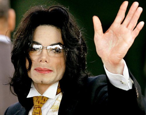  Michael Jackson. Mặc dù đã qua đời 6 năm nhưng Michael Jackson vẫn đứng đầu danh sách những  ngôi sao quá cố kiếm tiền nhiều nhất năm 2015. Từ tháng 10/2014 đến tháng 10/2015, Michael Jackson kiếm được 115 triệu USD.