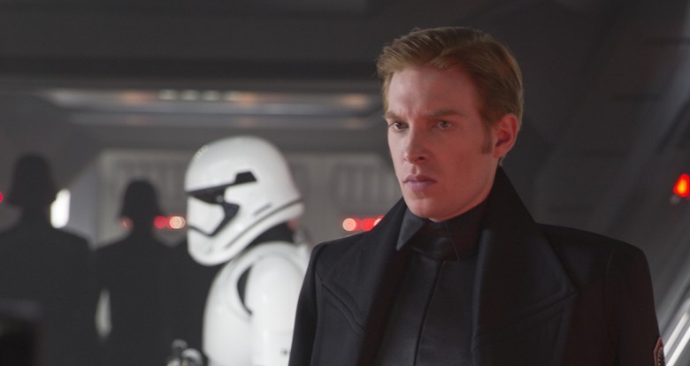 Trong “ Star Wars: The Force Awakens“, General Hux là một vị đại tướng được đóng bởi nam diễn viên Domhnall Gleeson. Ông là một chỉ huy cấp cao trong lực lượng quân đội thuộc tổ chức The First Order. General Hux được xem là một nhà độc tài, tàn ác và sẵn sàng sử dụng quân đội, vũ lực, tìm kiếm sự thống trị trong giải Thiên hà.