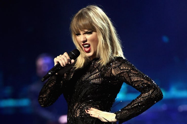 Taylor Swift nổi tiếng từ một ca sĩ hát nhạc đồng quê. Năm nay cô đã 28 tuổi mà vẫn rất trẻ trung. Ảnh: Standard.co.uk.