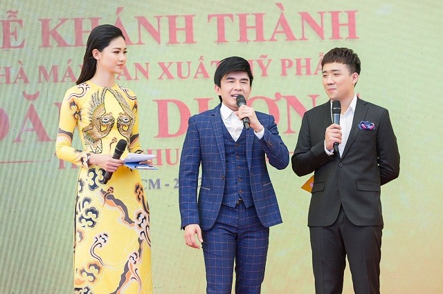 Á hậu Thanh Tú cao hơn hai  sao nam Việt là ca sĩ Đan Trường và MC Trấn Thành cả một cái đầu. Ảnh: Huy Nguyễn.