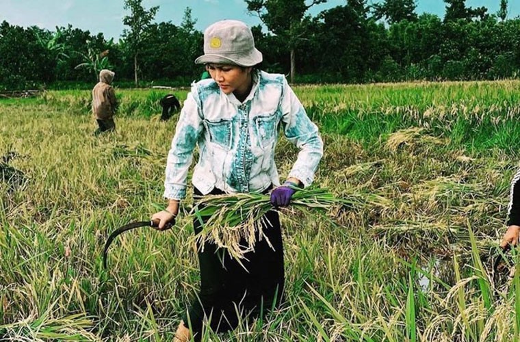 Theo tiết lộ của  H’hen Niê cô kiếm được nhiều tiền nhưng cô vẫn ở nhà thuê, ăn mặc giản dị bởi muốn dành phần lớn tiền để mua đất, sửa nhà cho bố mẹ.