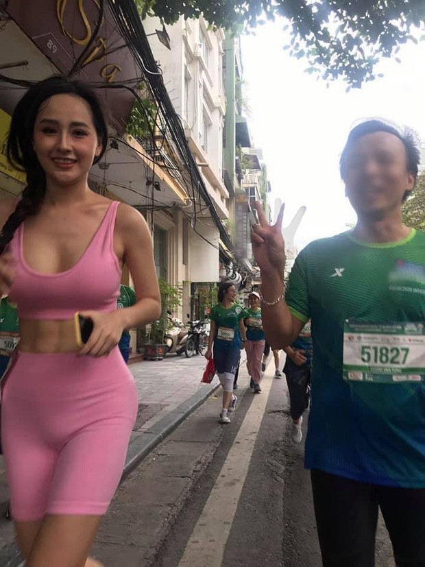  Mai Phương Thúy mới đây bị dân mạng xăm soi khi xuất hiện trong giải chạy Marathon ở Hồ Hoàn Kiếm, Hà Nội.