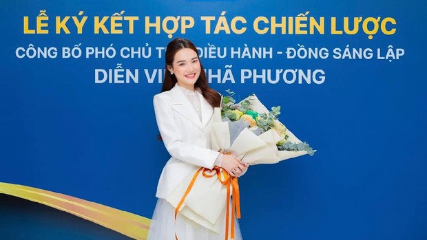 Bên cạnh những người đẹp đang kinh doanh thành công như: ca sĩ Hồ Ngọc Hà, diễn viên Lý Nhã Kỳ, diễn viên Nhật Kim Anh, siêu mẫu Vũ Thu Phương... thì năm nay, danh sách CEO quyền lực của Vbiz vừa giỏi vừa đẹp tiếp tục được nối dài.