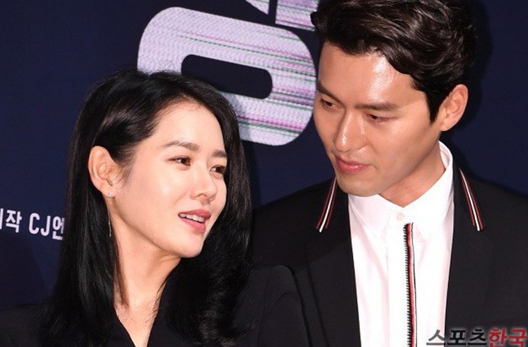 Tại họp báo phim “Cuộc đàm phán sinh tử", Hyun Bin luôn dành cho Son Ye Jin ánh mắt trìu mến, đầy thân thương.