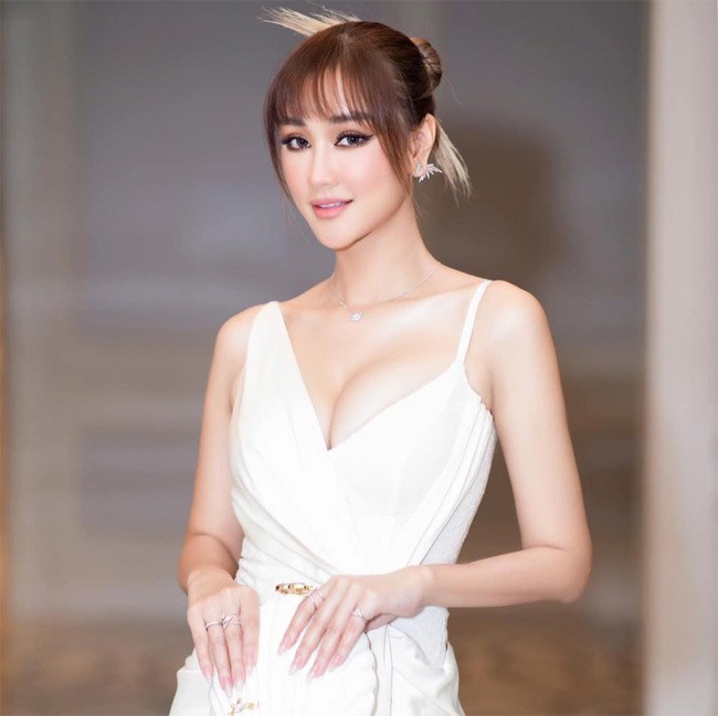 Cuối năm 2014 Maya bất ngờ biến mất khỏi showbiz và mọi người nghi vấn cô sang Mỹ để sinh con.