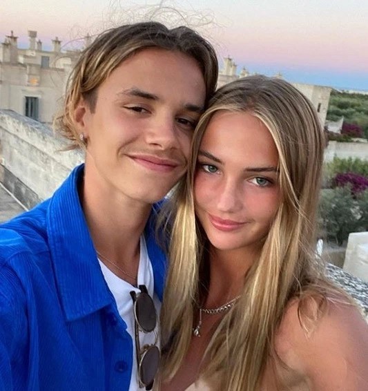 Romeo Beckham, 18 tuổi,  con trai thứ hai nhà Beck-Vic hẹn hò bạn gái người mẫu Mia Moocher từ năm 2019.