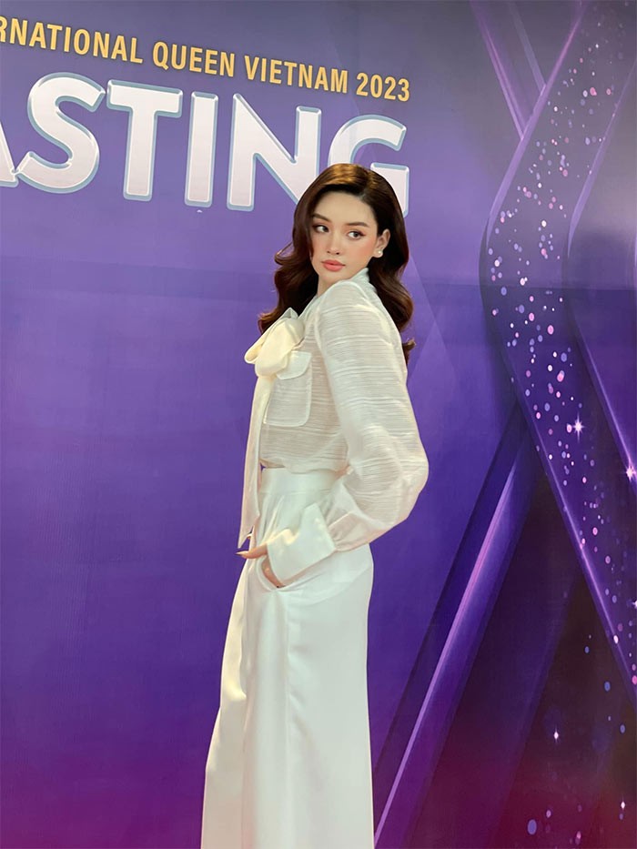 Xuất hiện tại buổi casting online Đại sứ Hòan mỹ ( Hoa hậu Chuyển giới Việt Nam 2023 - Miss International Queen Vietnam), người đẹp Nguyễn Đan Tiên đã chiếm spotlight nhờ vẻ ngoài tuyệt hảo.