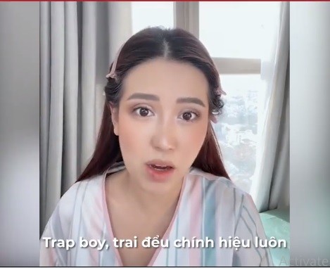 Mới đây, cộng đồng mạng lan truyền đoạn clip của một nữ MC xinh đẹp kể chuyện bị một cầu thủ Việt rất nổi tiếng gạ gẫm. Theo đó, cô cho biết cả hai gặp nhau tại một sự kiện diễn ra vào năm ngoái.