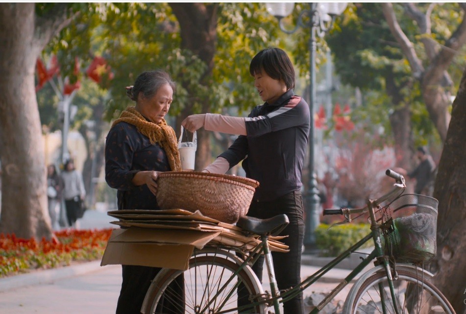 Trong phim mới "Cuộc đời vẫn đẹp sao" đang lên sóng VTV,  diễn viên Thanh Hương vào vai Luyến. Luyến có cuộc sống nghèo khổ, đầy bi kịch. Cô làm cửu vạn ở chợ đầu mối vừa nuôi mẹ chồng vừa để trả nợ. Luyến luôn tỏ ra sắc sảo, mạnh mẽ, lươn lẹo nhưng bên trong lại là người giàu tình cảm.