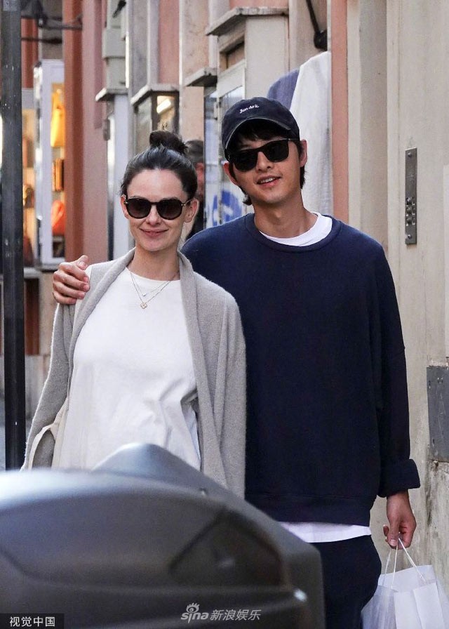 Ngày 20/4, nam diễn viên nổi tiếng Hàn Quốc  Song Joong Ki và vợ, Katy Louise Saunders, tay trong tay đi du lịch ở Rome, Italy.